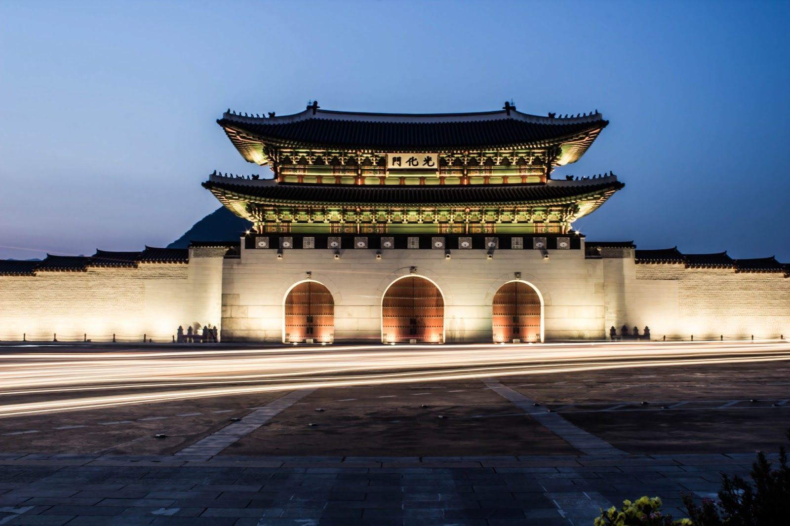 Gwanghwamun at night